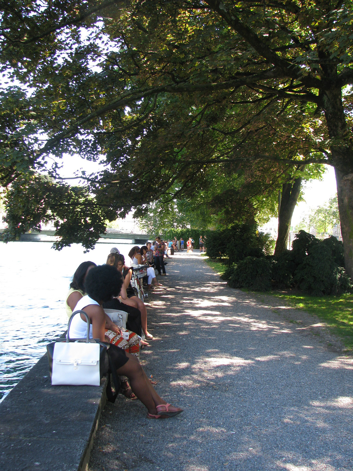 Pihenés a Limmat folyó partján