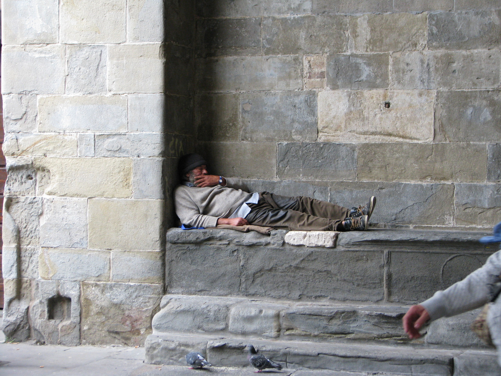 Pihenés az évszázados falak alatt