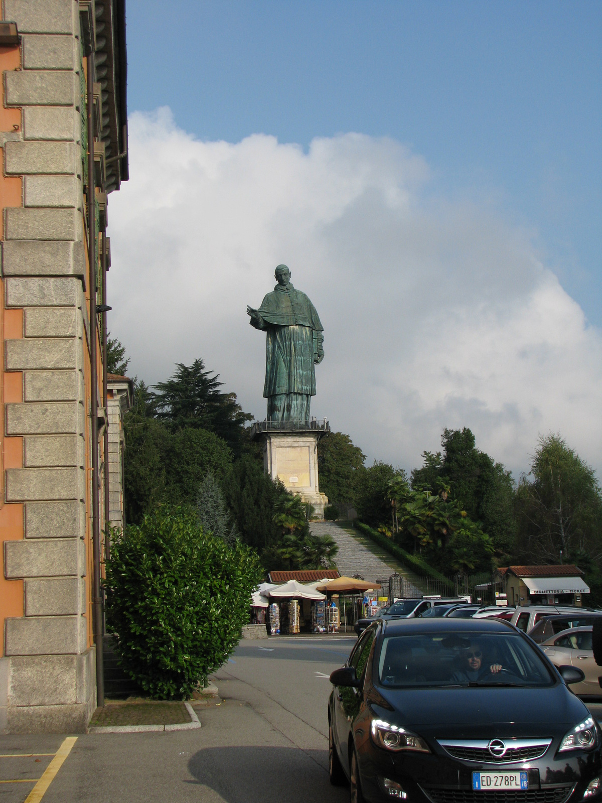 Borromeo Szent Károly szobra
