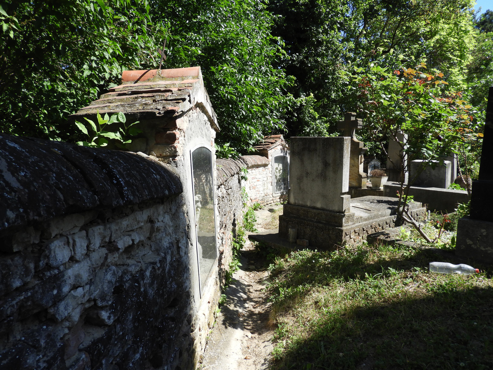 Stációk a Kálvária temető falában