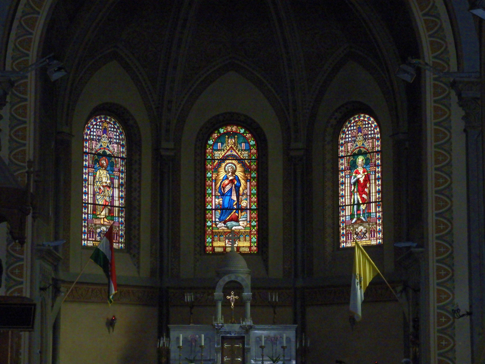 Ablakok az oltár felett