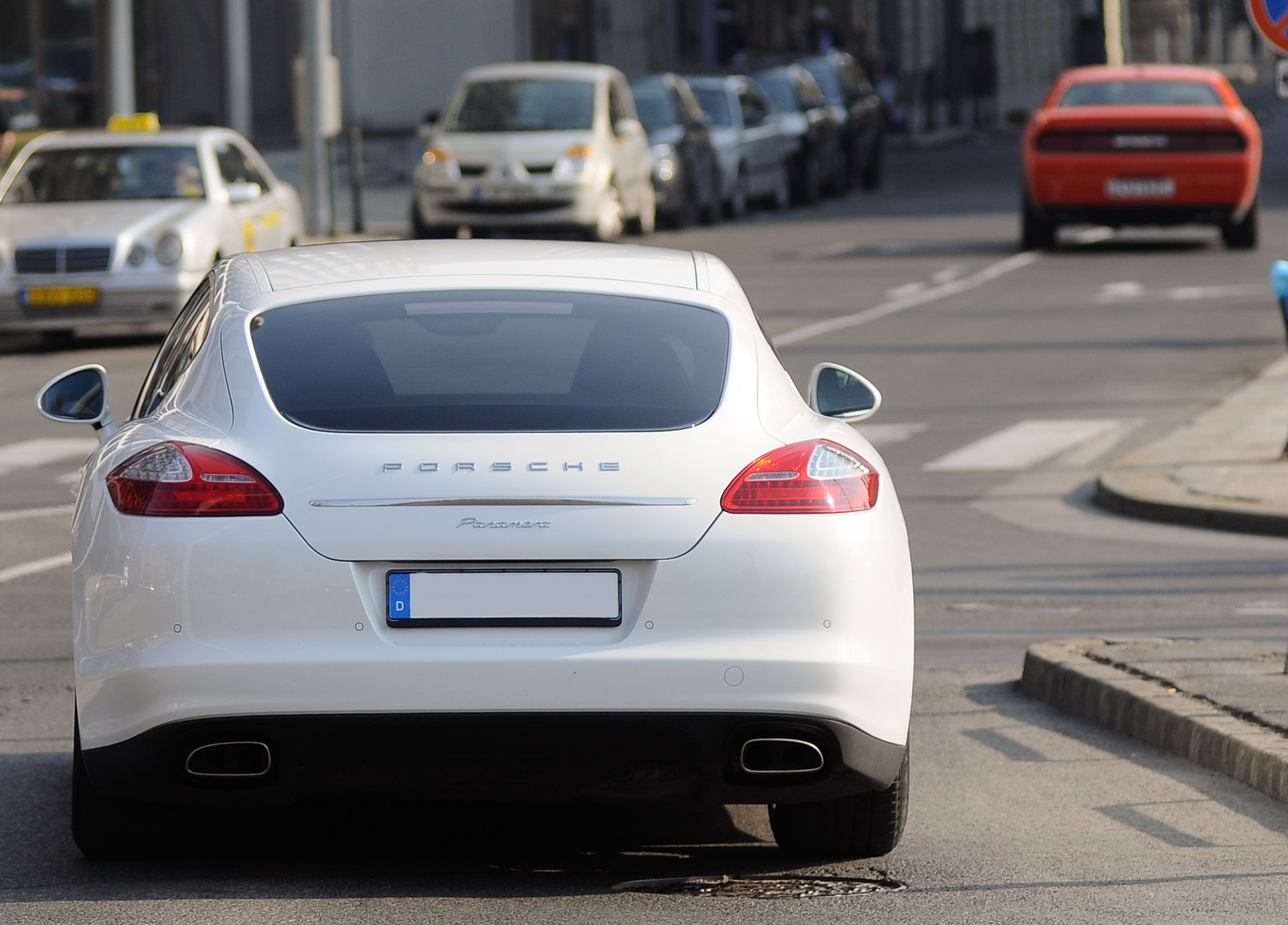 Porsche Panamera - Dodge Challenger SRT-8