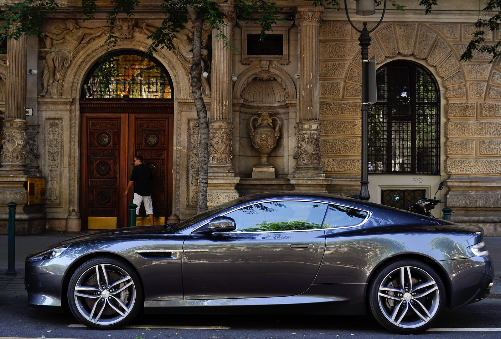 Aston Martin Virage