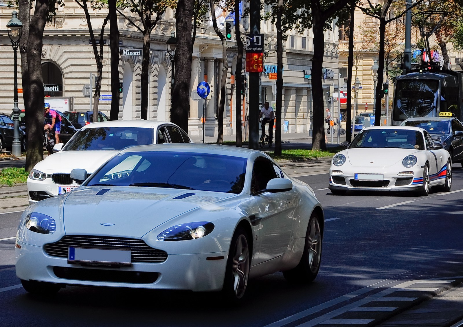 Aston Martin V8 Vantage - Porsche 911 GT3