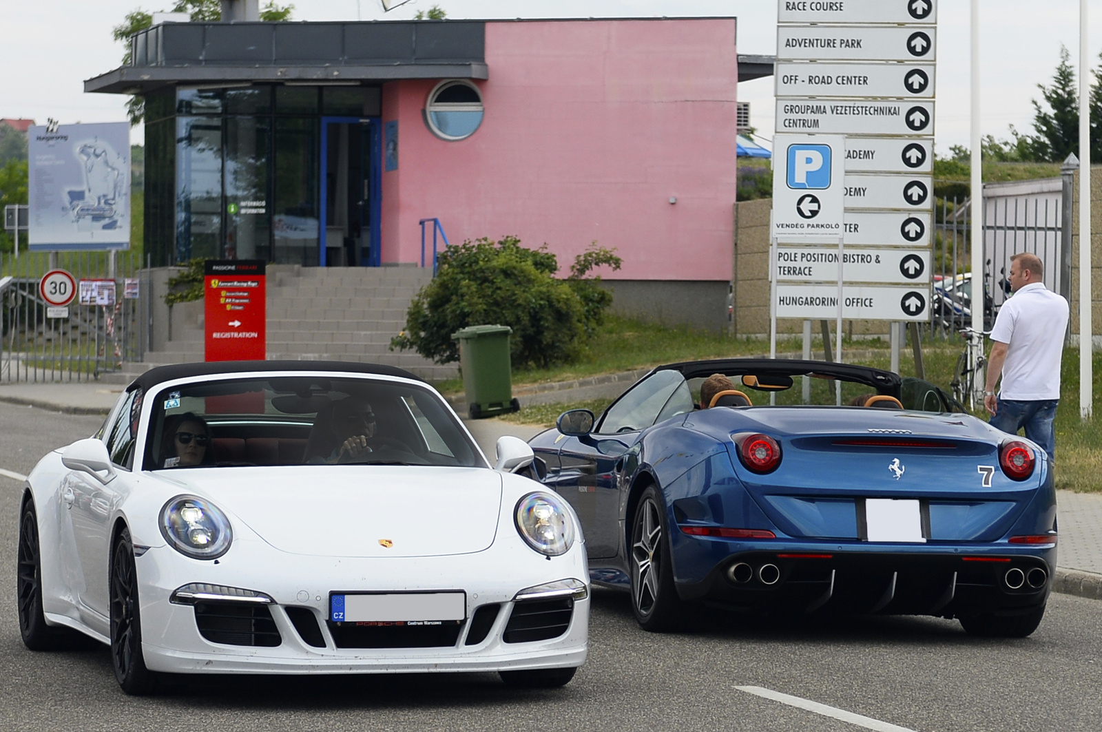 Porsche 911 Targa 4 GTS - Ferrari California T