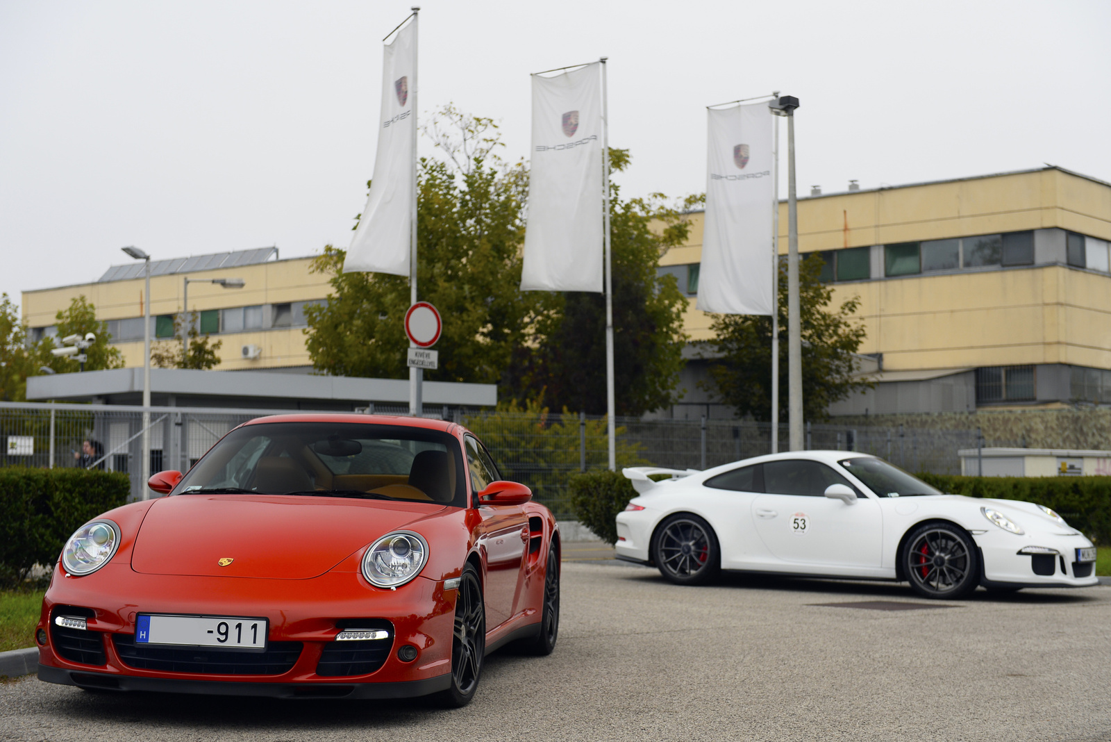 Porsche 911 Turbo - Porsche 911 GT3