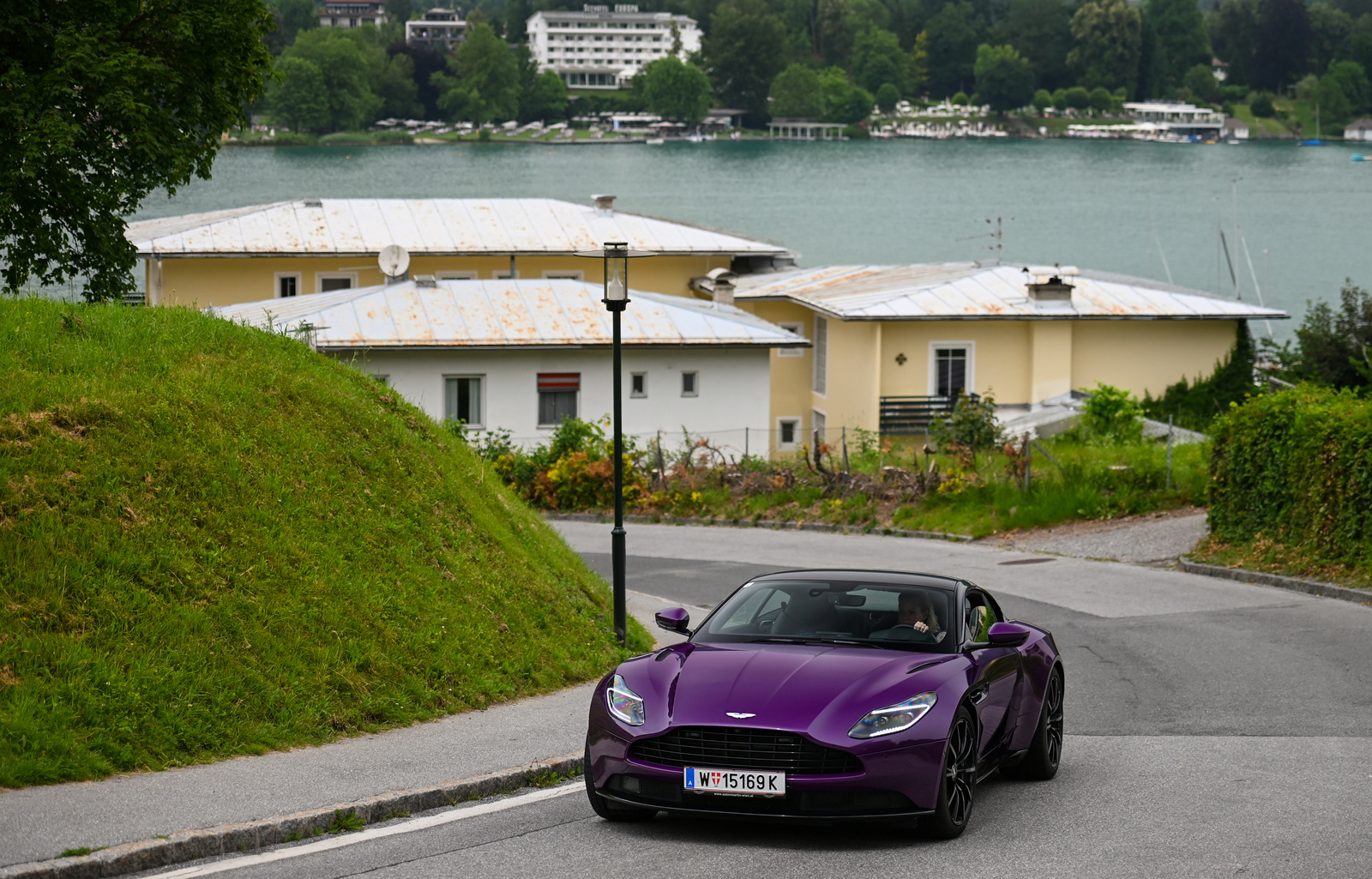 Aston Martin DB11