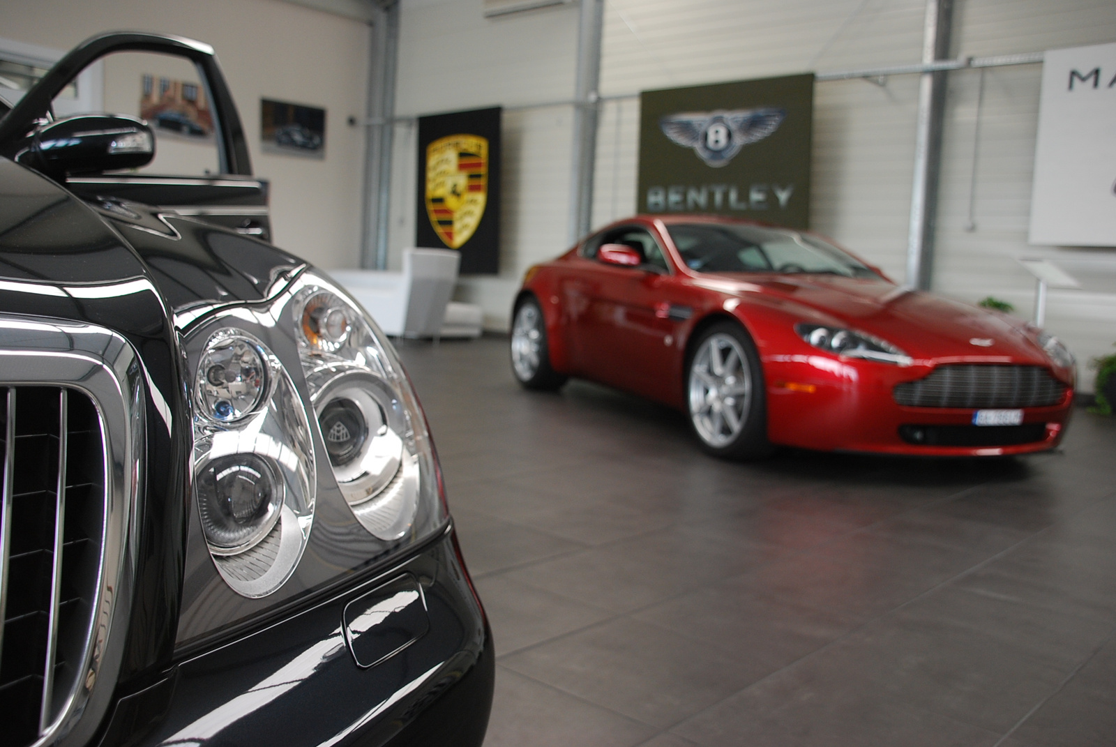 Aston Martin V8 Vantage - Maybach 57