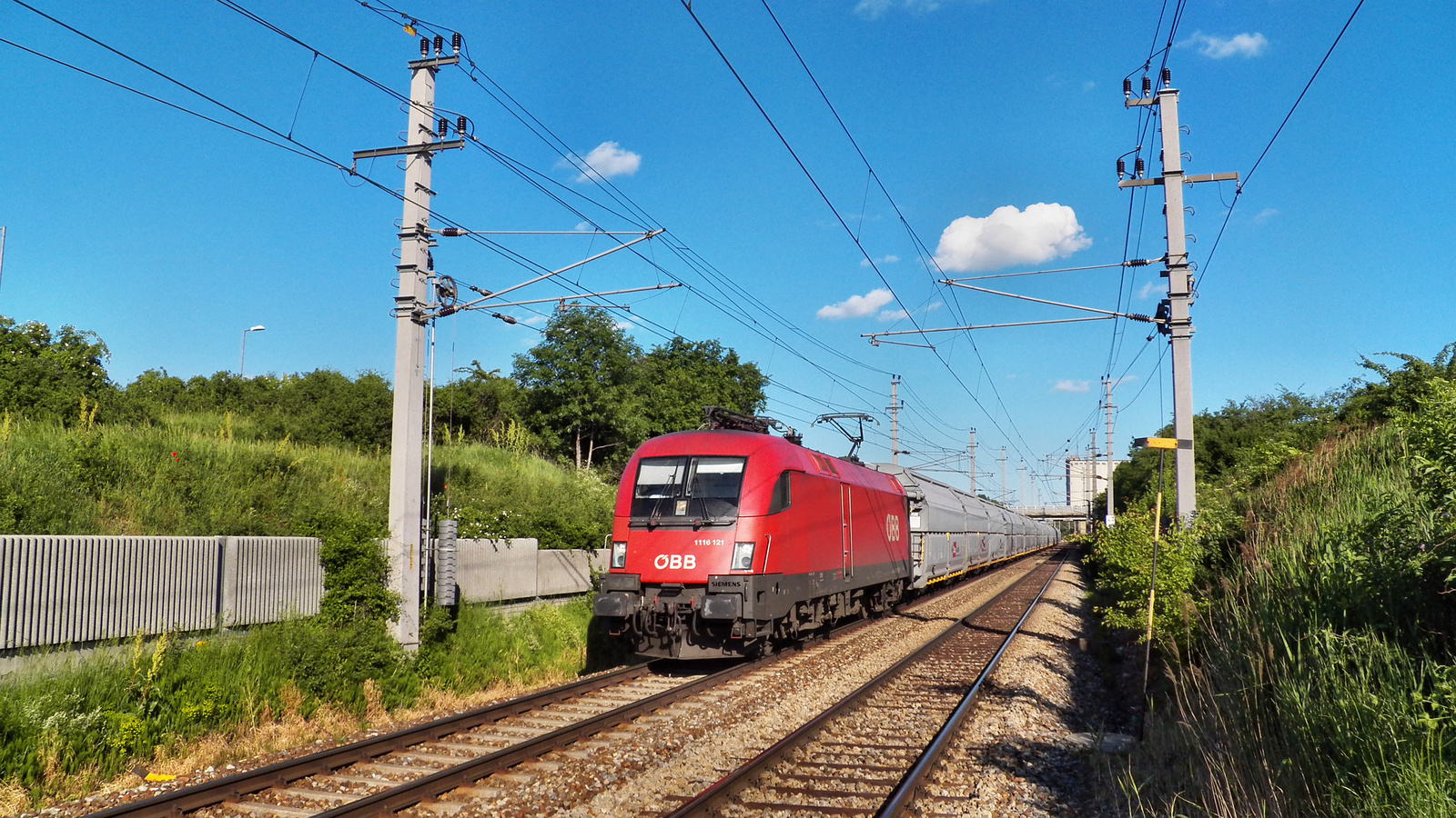 ÖBB 1116 121 tehervonattal Parndorfban