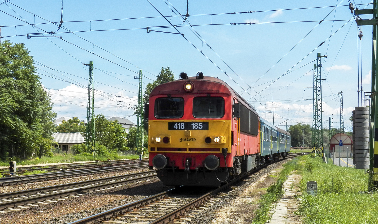 MÁV 418 185 személyvonattal Győr-gyárvárosban