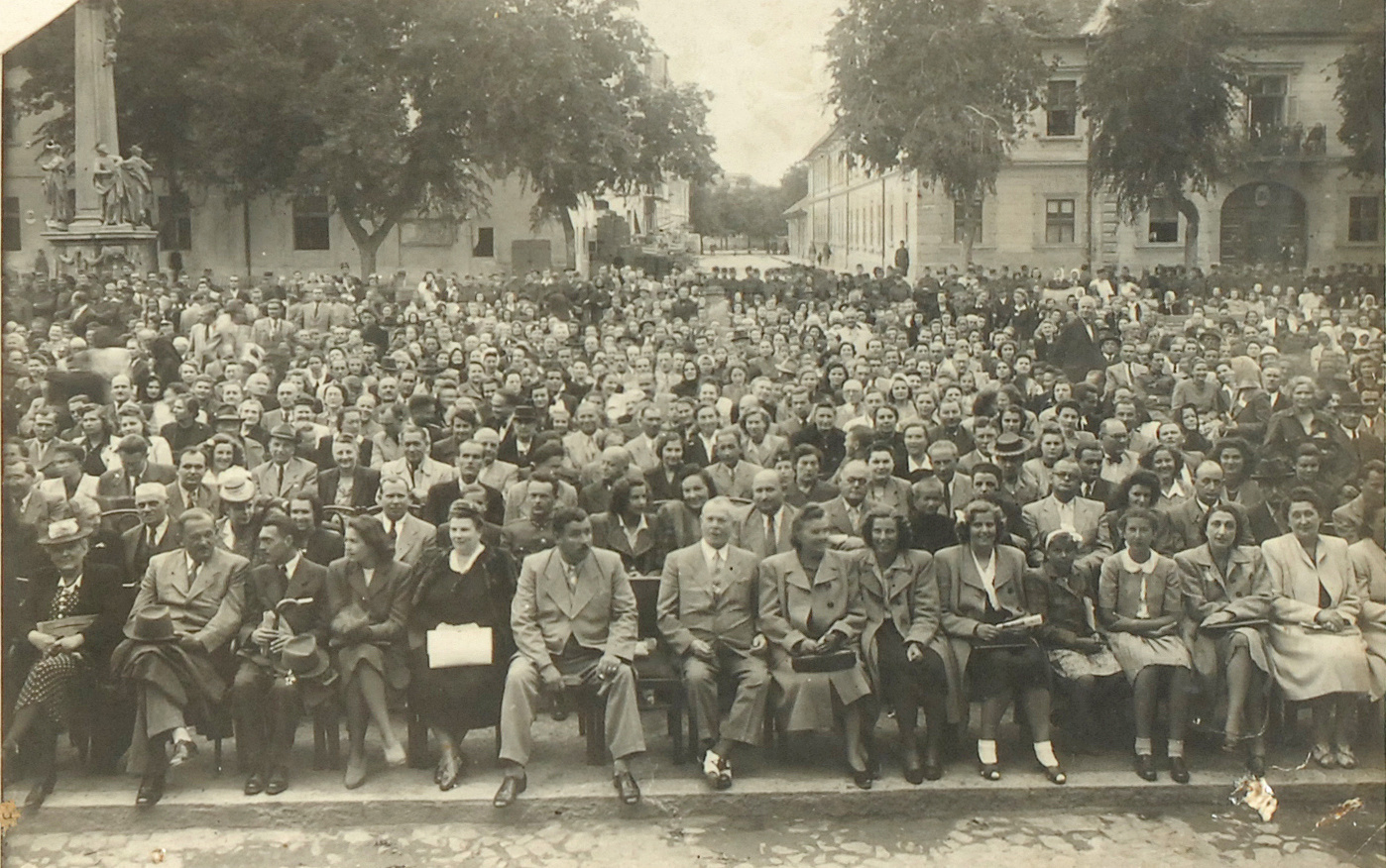 1942 zombor varoshaza elotti teren kozonseg