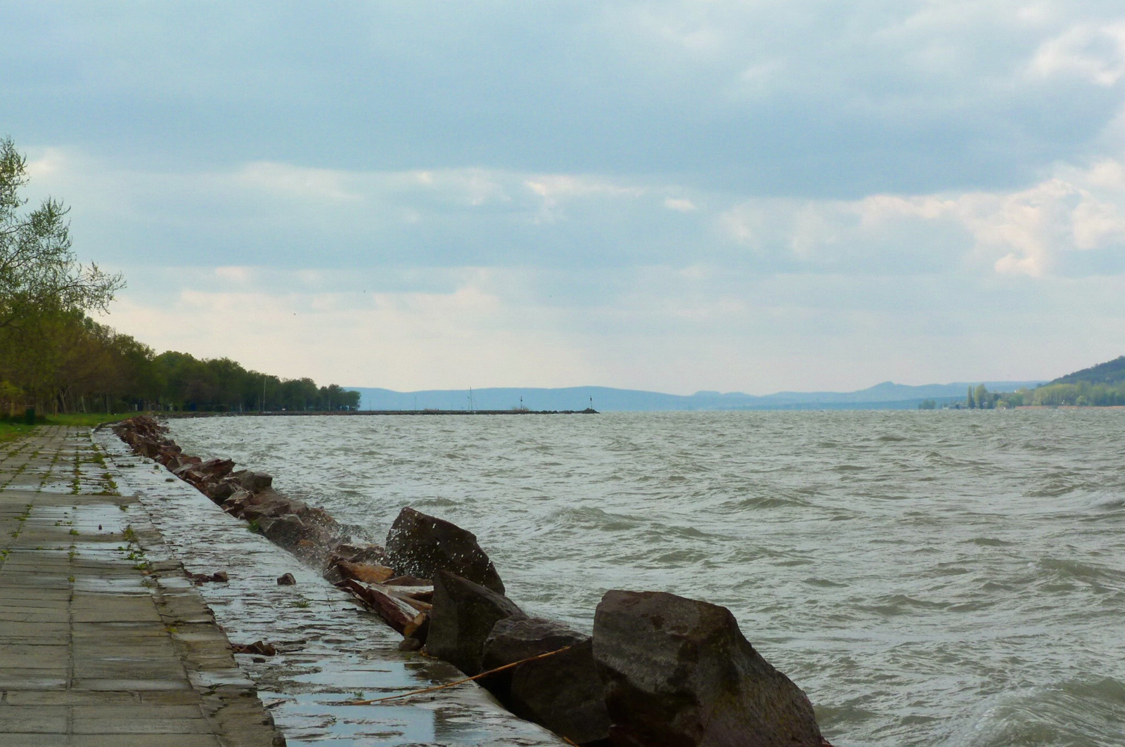 áprilisi Balaton