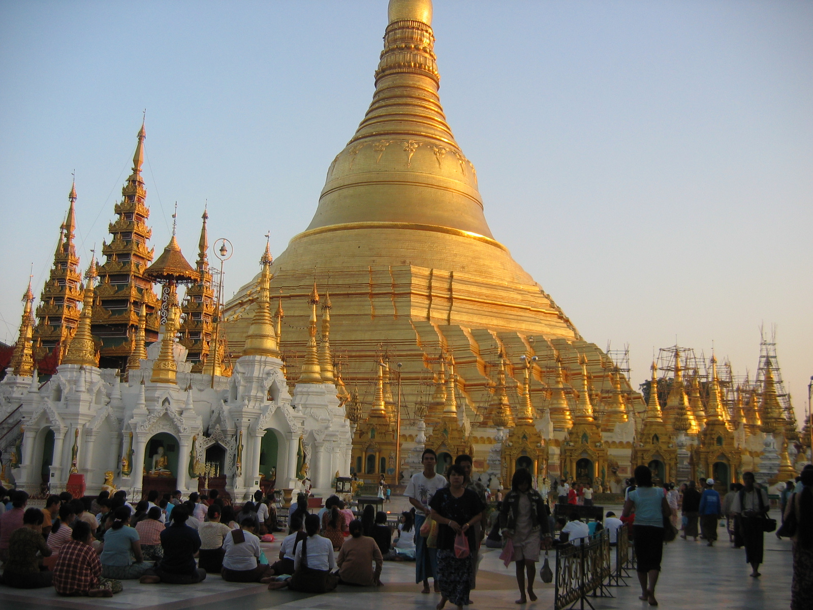 Yangon, Swedagon-Pagoda, Arany-Stupa,  60 Tonna ARANY