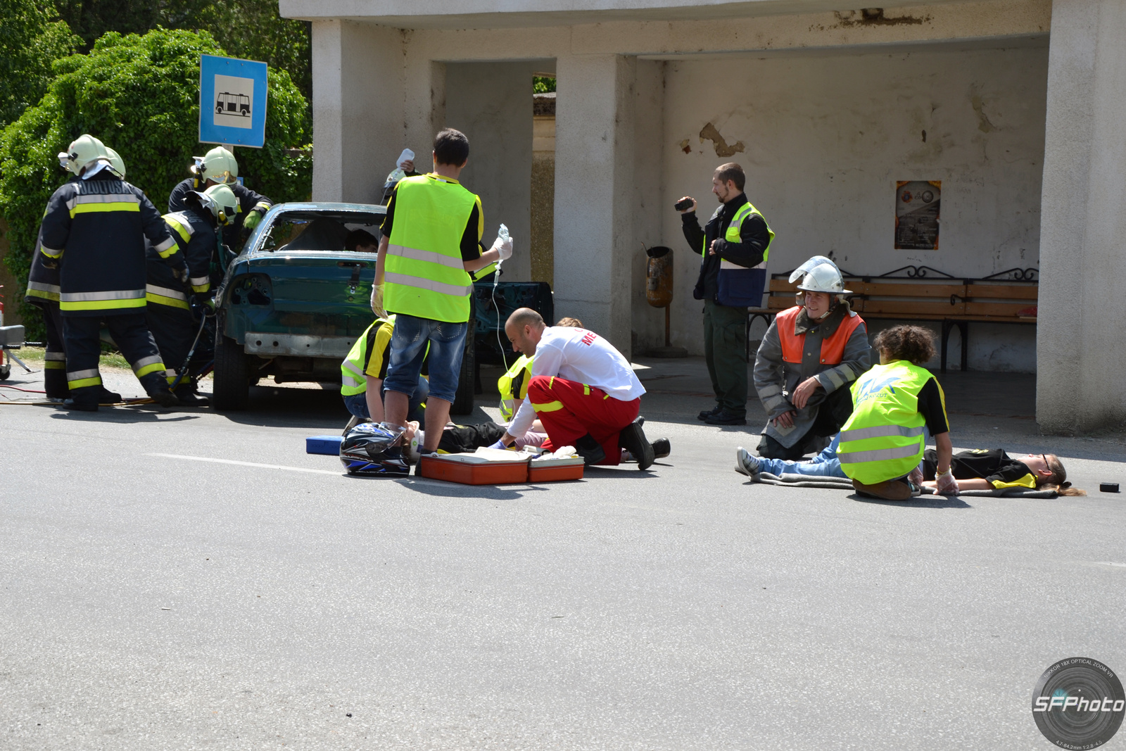 A mentősök stabilizálják a motorost