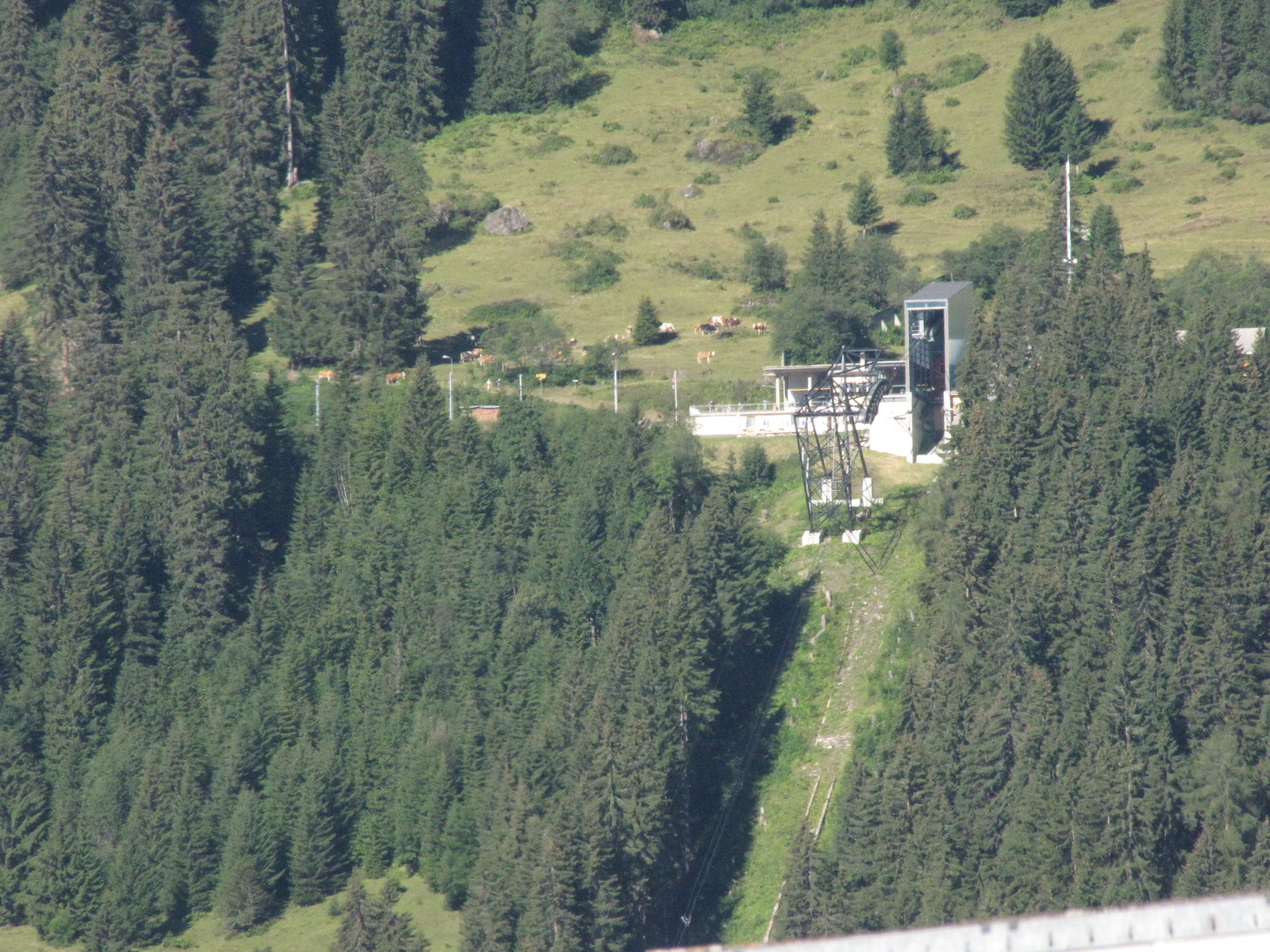 Lauterbrunnen, a Mürrenbahn-hoz menő kabinos kötélpálya