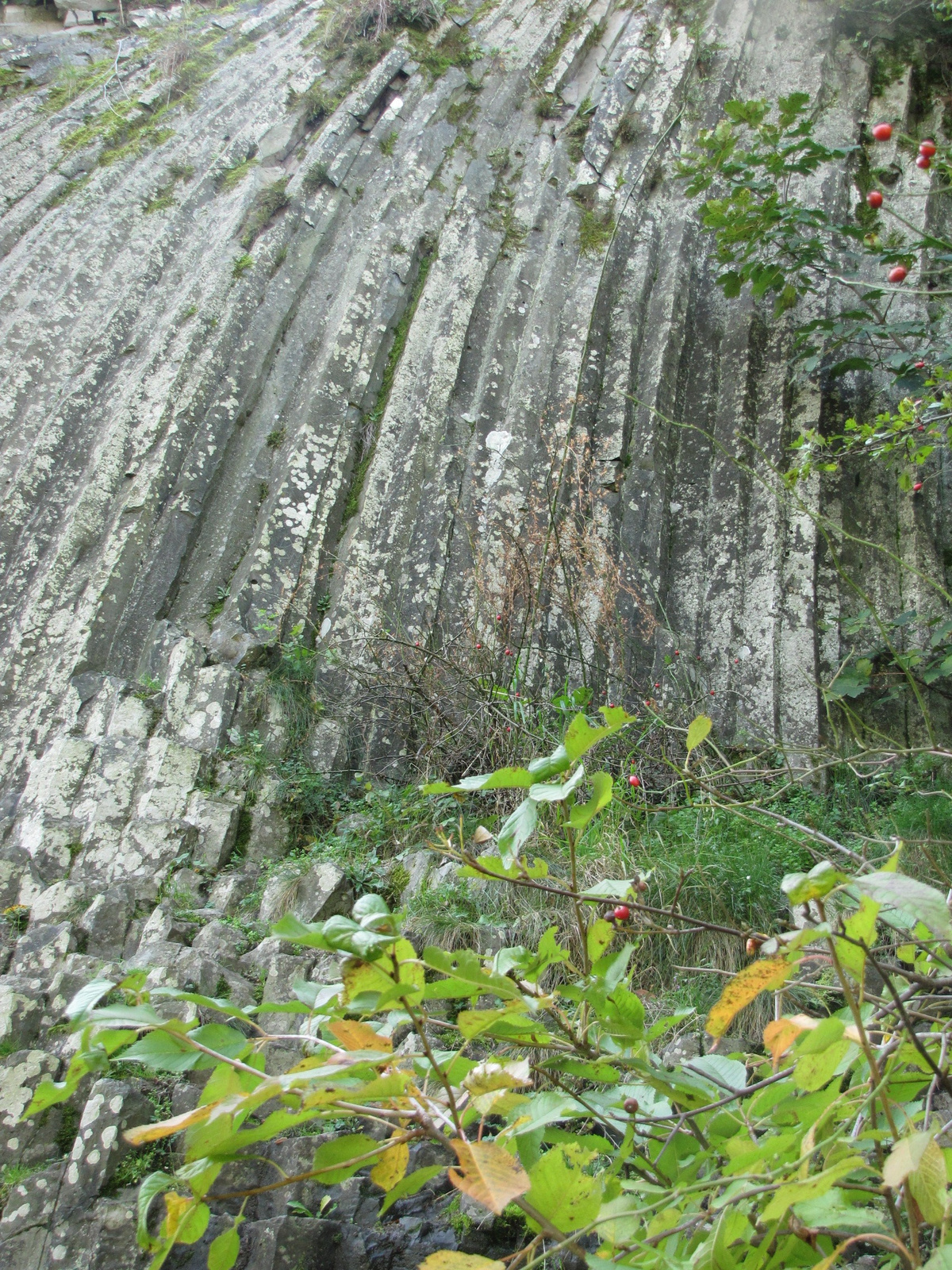 Szlovákia, Somoskő vára mellett (Hrad Šomoška), bazaltömlés, SzG