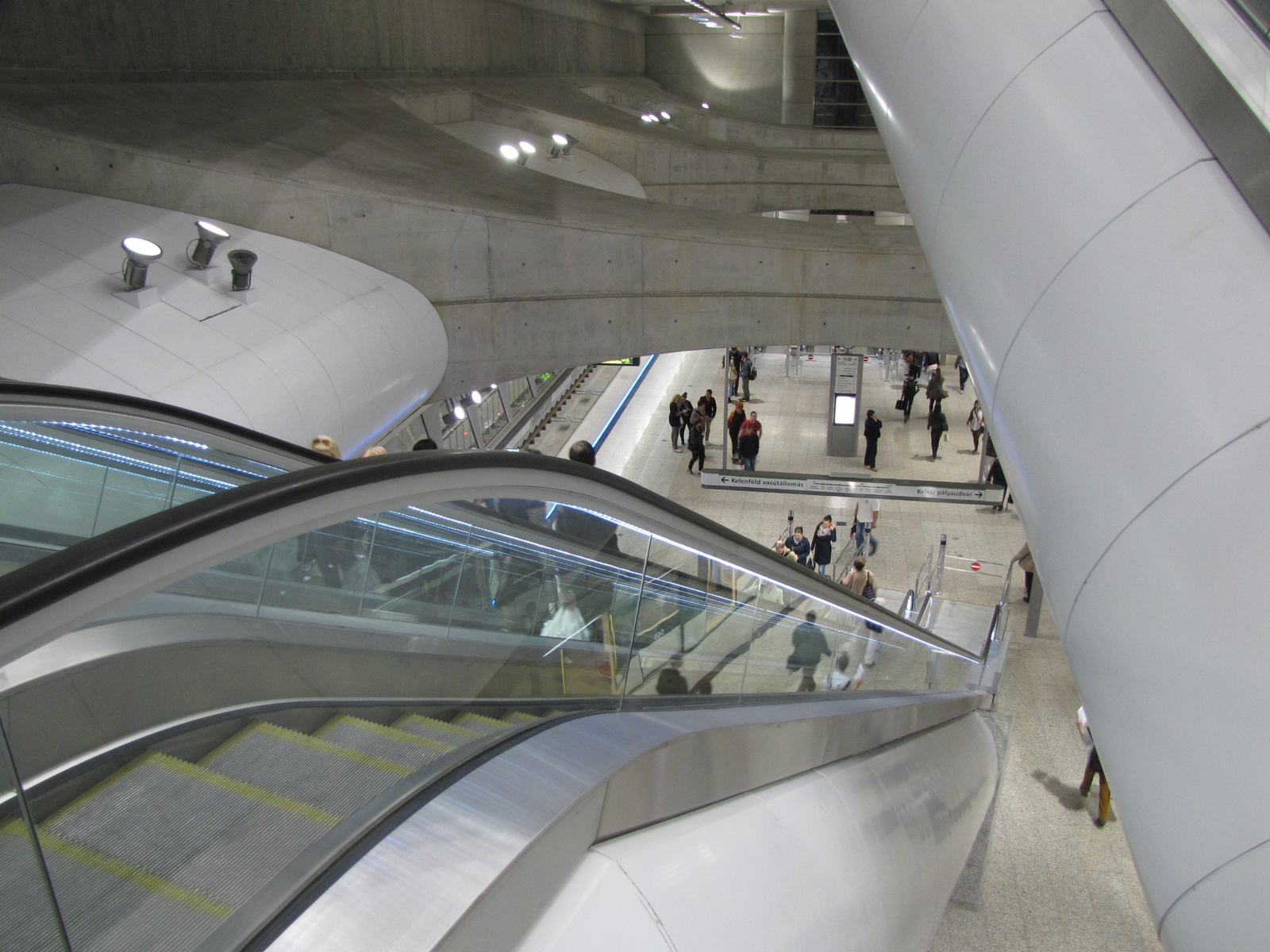 Budapest, a 4-es metró Kálvin téri megállója, SzG3