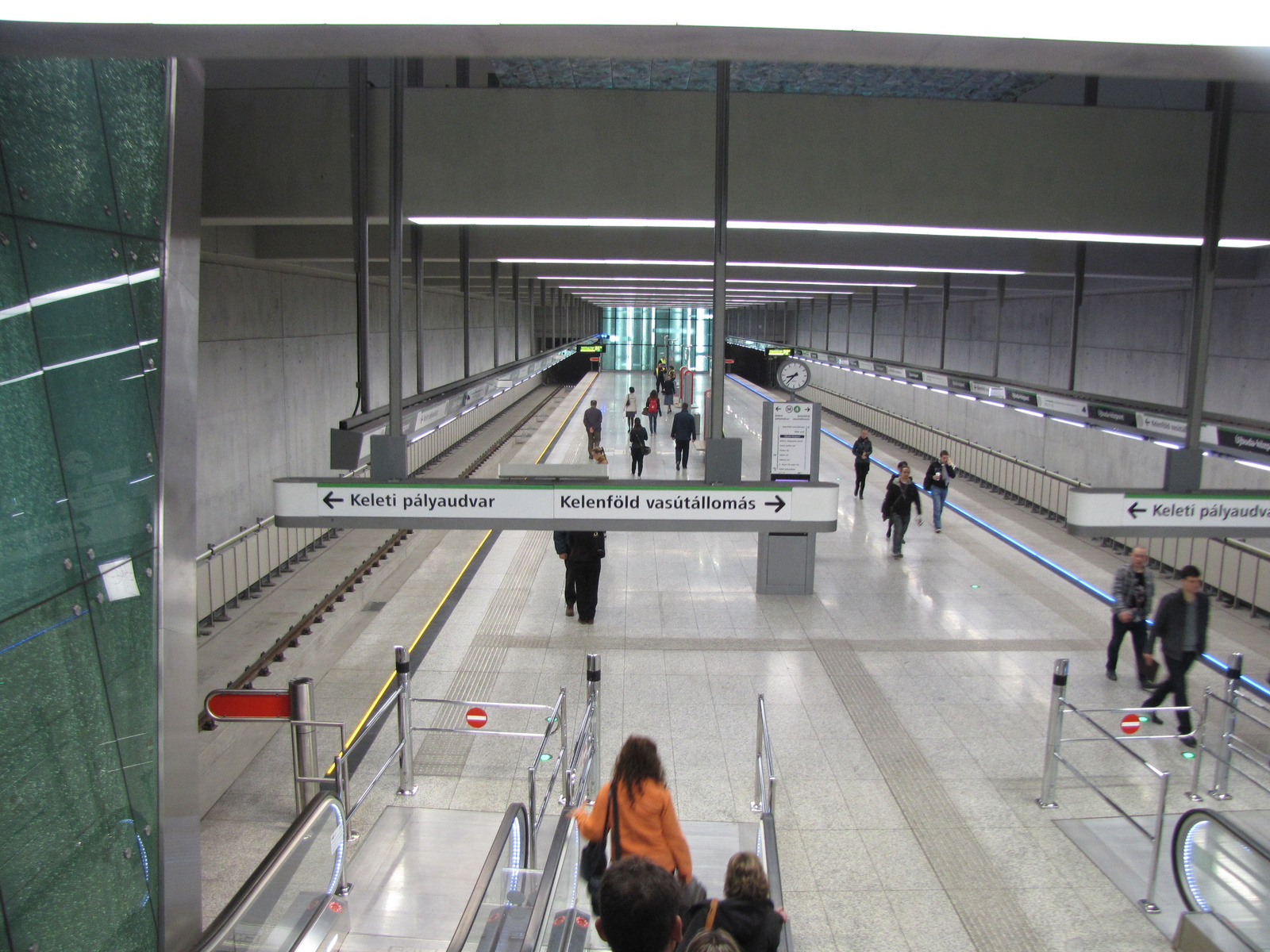 Budapest, a 4-es metró Újbuda-központ megállója, SzG3