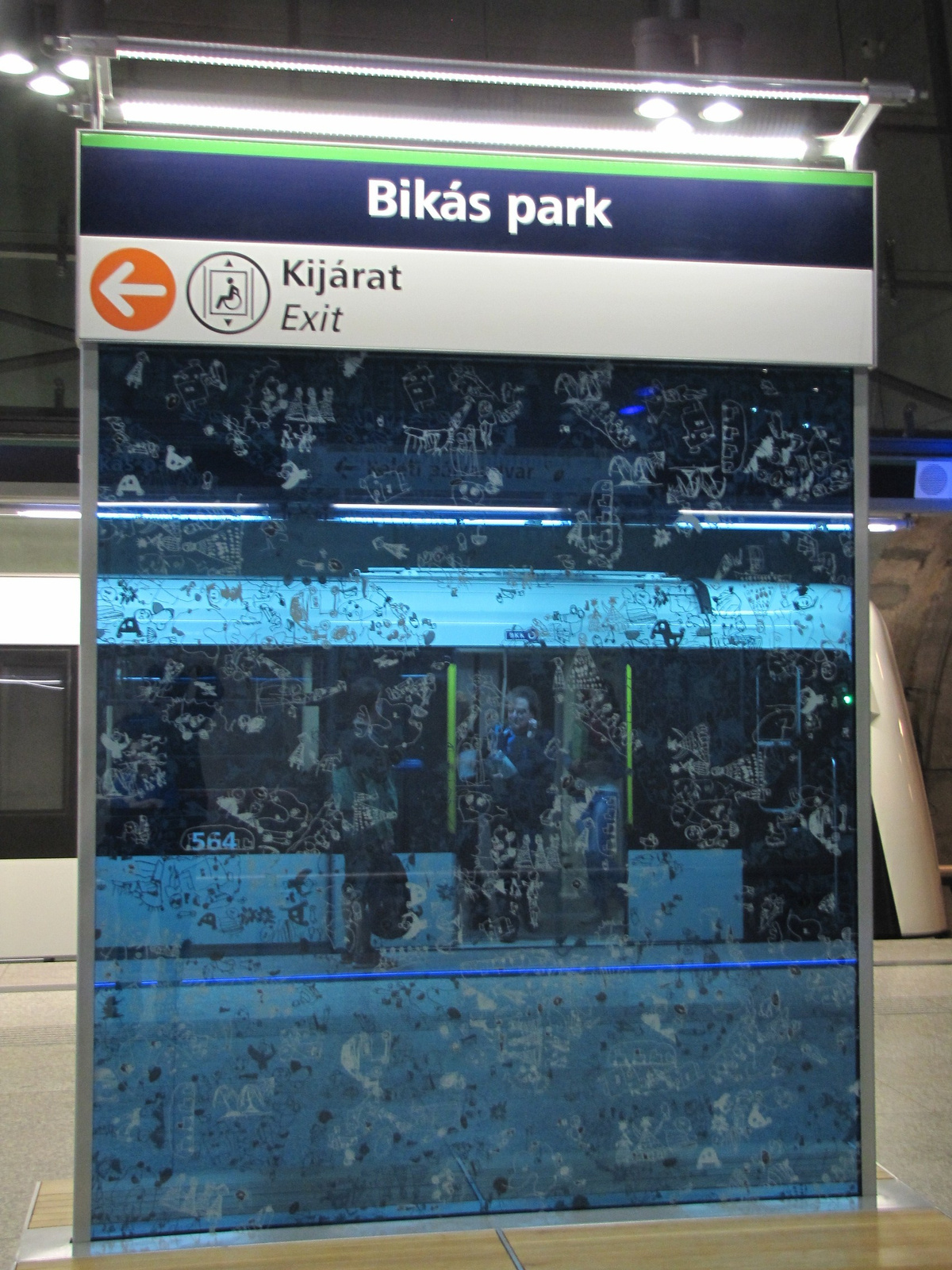 Budapest, a 4-es metró Bikás park megállója, SzG3