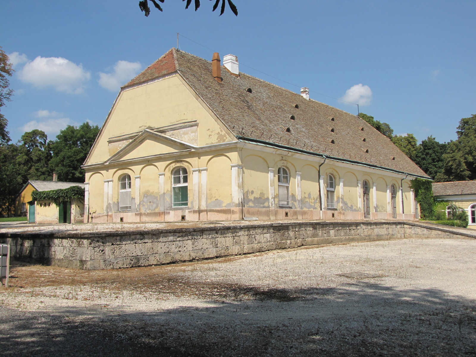 Magyarország, Csákvár, az Esterházy kastély, gazdasági épület, S