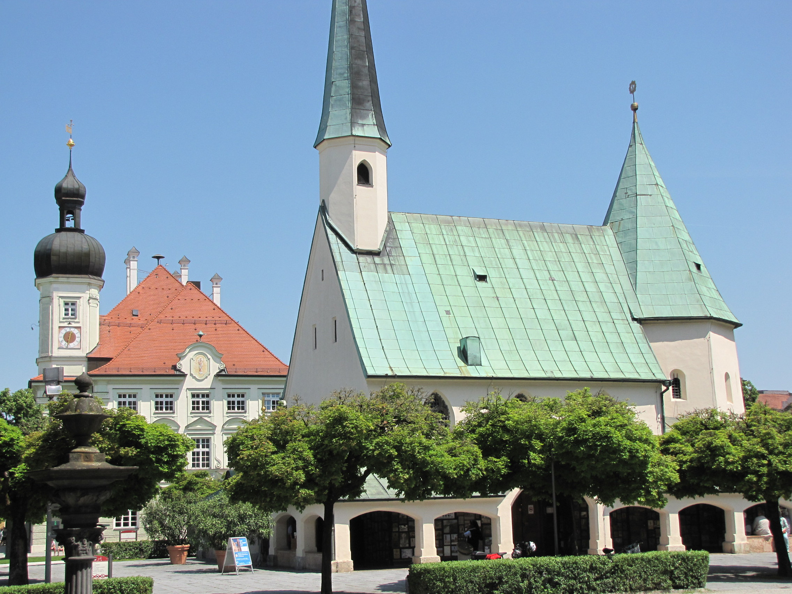 Altötting, a Városháza és a Gnadenkapelle, SzG3