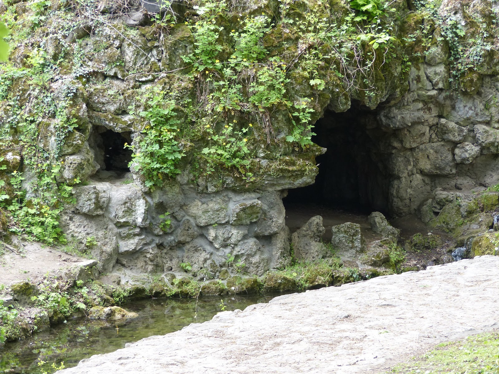 Tata, Angol Park, műbarlang (grotta), SzG3