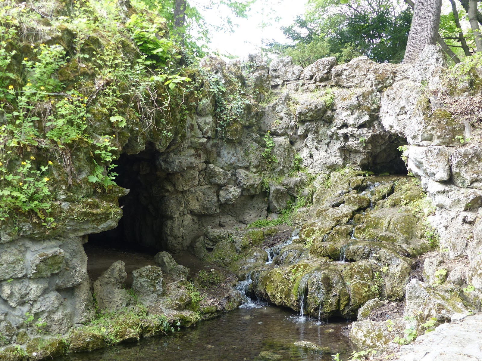 Tata, Angol Park, műbarlang (grotta), SzG3