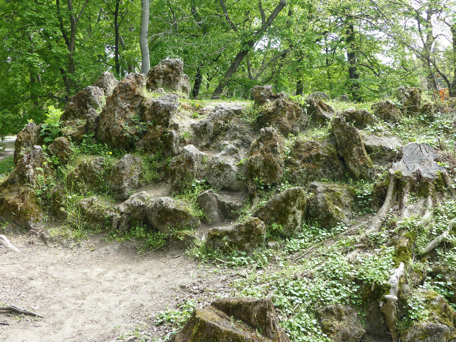 Tata, Angol Park, műbarlang (grotta), SzG3