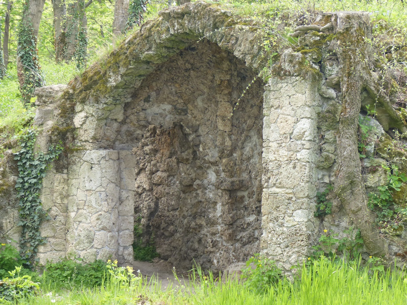 Tata, Cseke tó, Angol park, szentély, SzG3