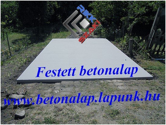 Sötétszürke színű mobilgarázs betonalap.