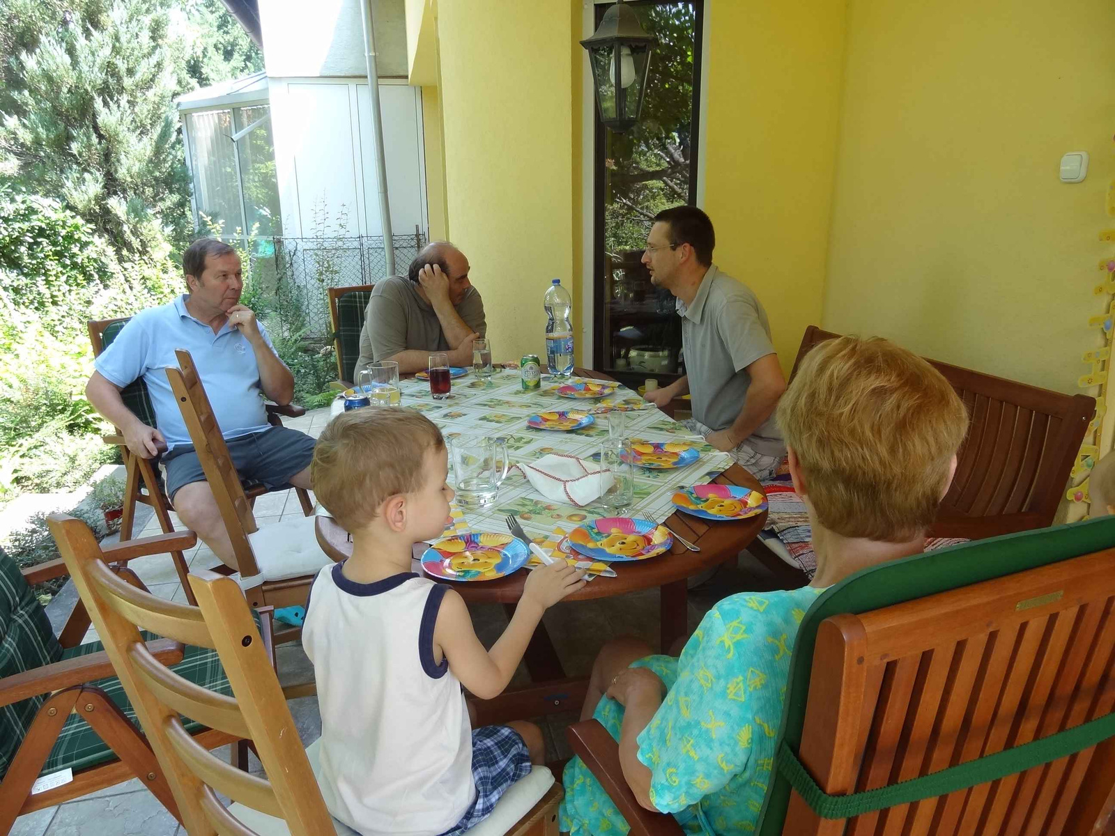 Becsukom a szemem, mert meglepi a torta