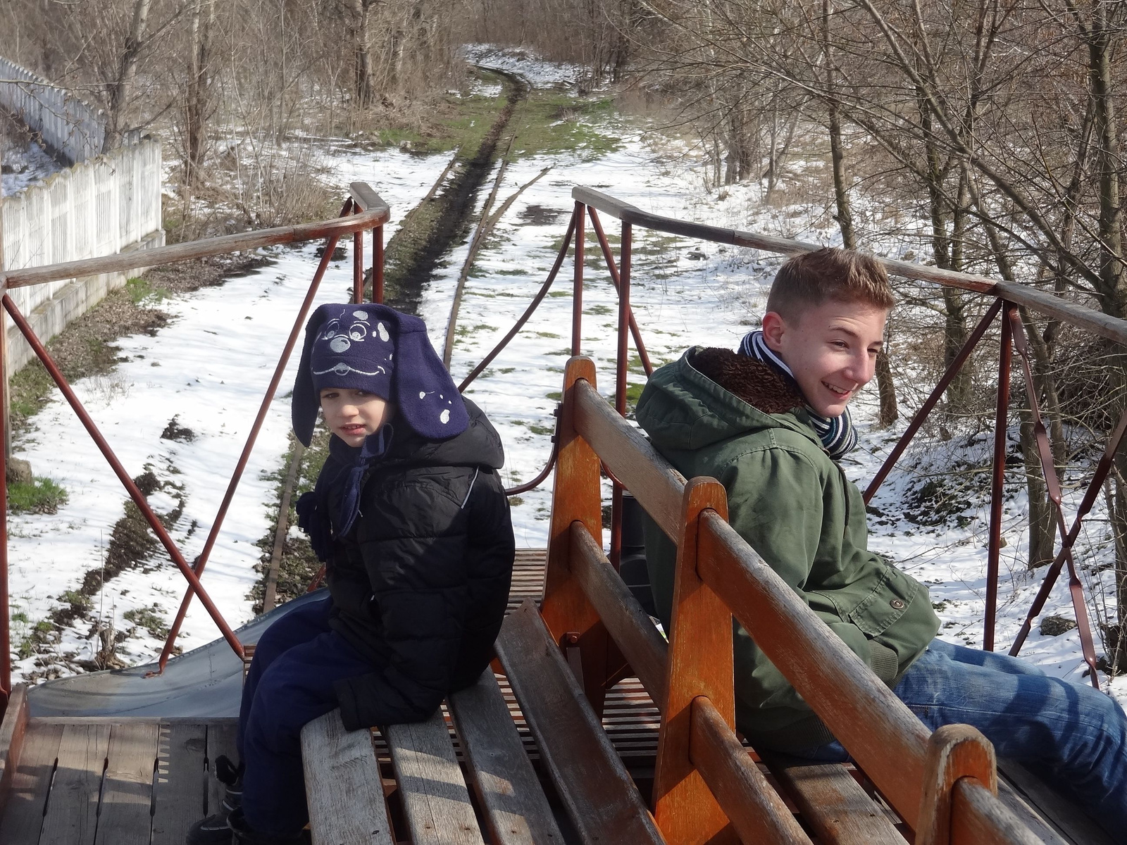 Lóvasút tetején utaznak a lógósok