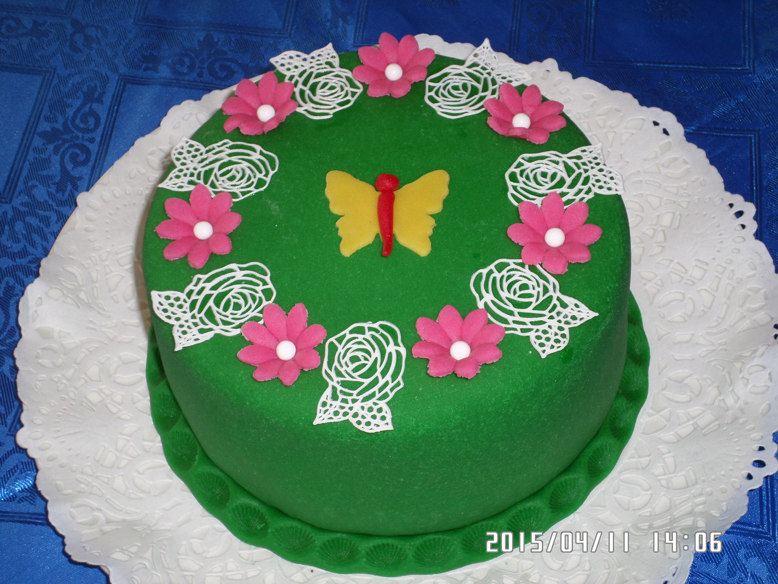 Virágos pillangós torta