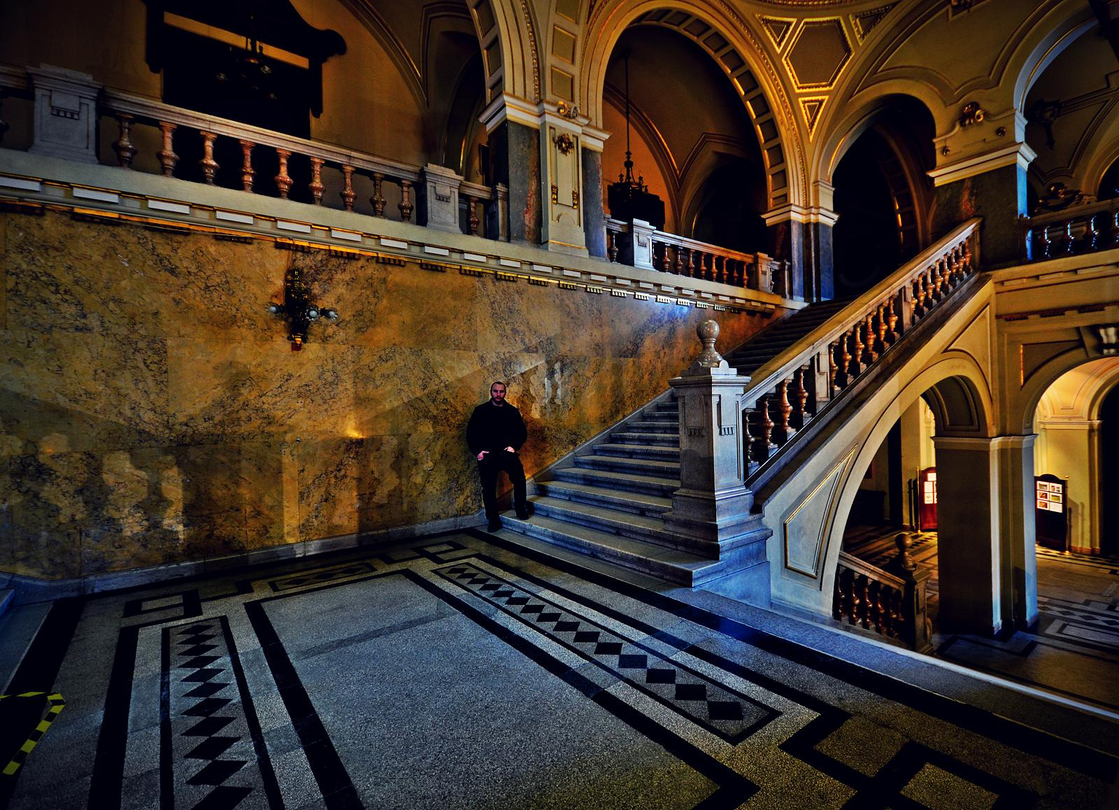 A Néprajzi múzeum lépcsőjén