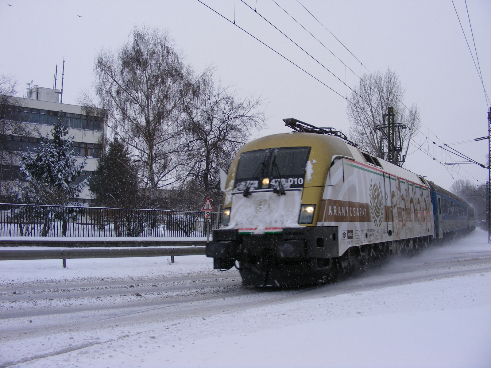 MÁV 470 010-4 Kecskeméten az IC 765-tel.