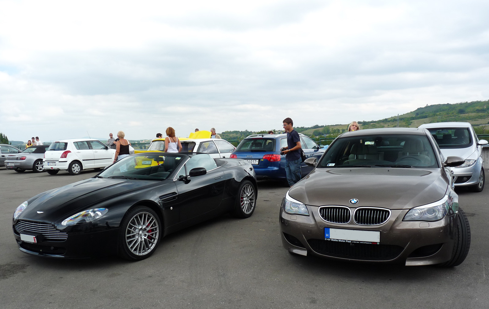 Aston Martin V8 Vantage Roadster - BMW M5