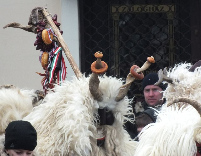 mohács busó fánk-karikák