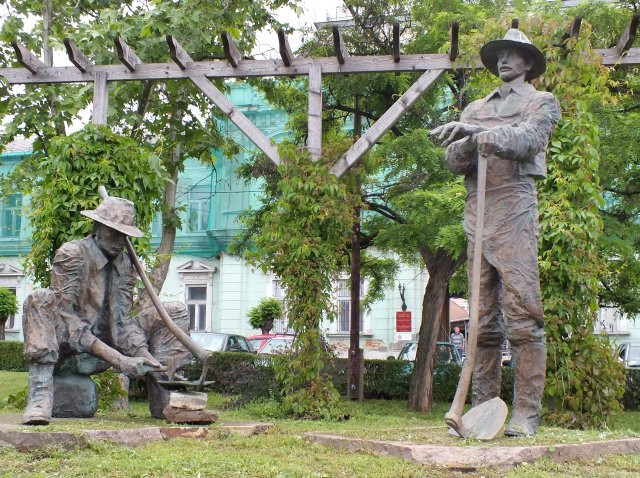 Gyöngyös - szőlős-szobor1