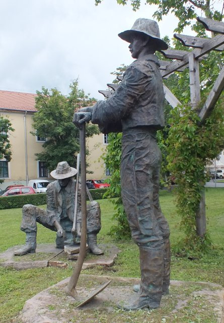 Gyöngyös - szőlős-szobor3