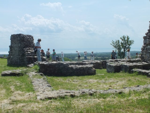 Dörgicse - alsó pálos kolostorrom - háttérben Balaton