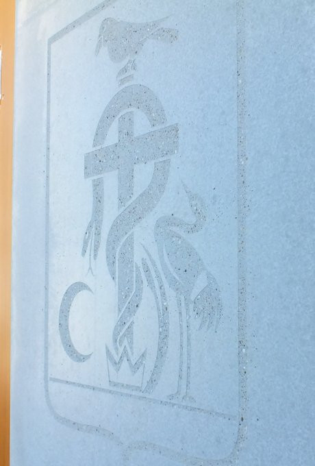 Makó - címer-állomásfalon