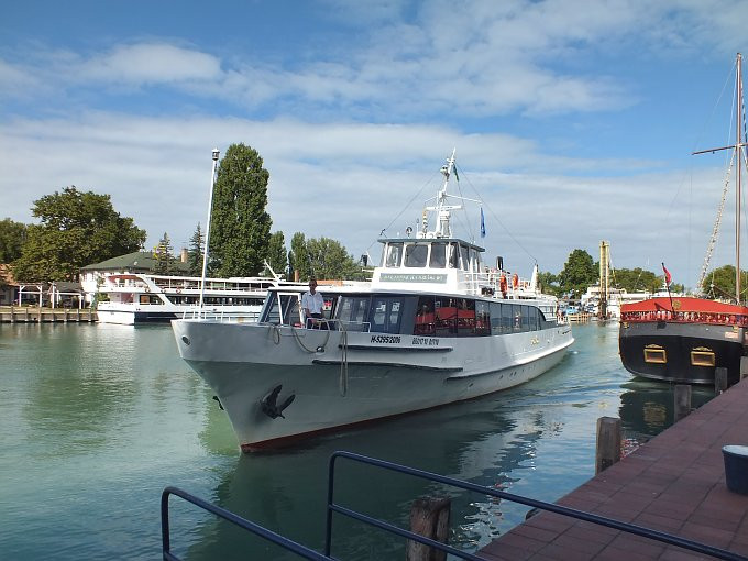 Siófok-kikötő-beálló hajó