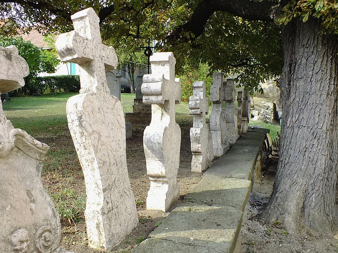 Eger - szerb templom - régi sírkövek