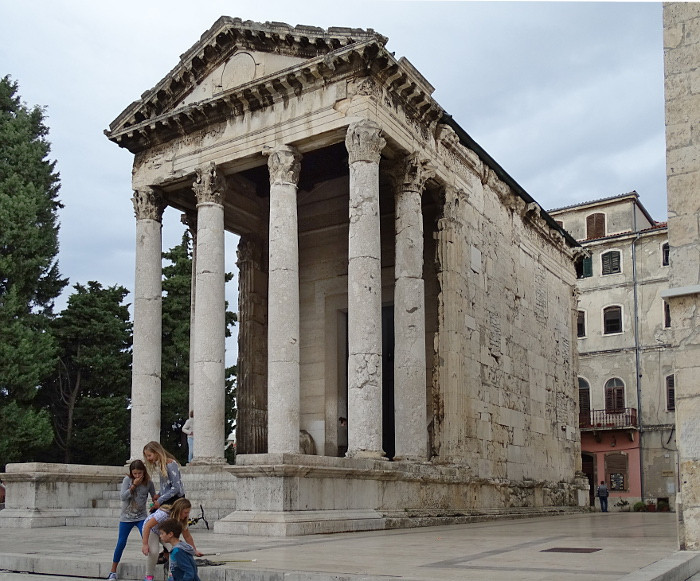 Pola - Augustus templom