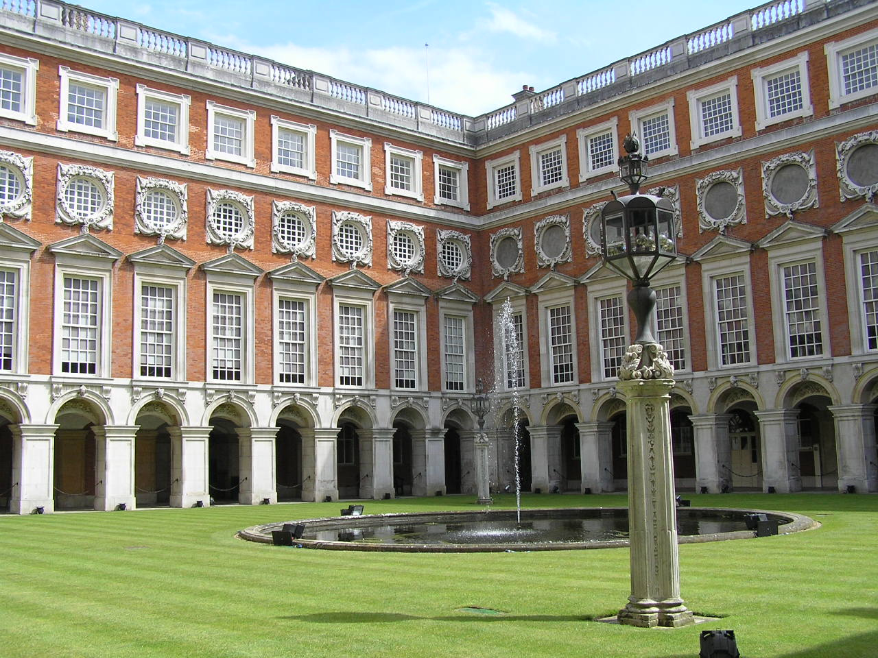 London 461 Hampton Court