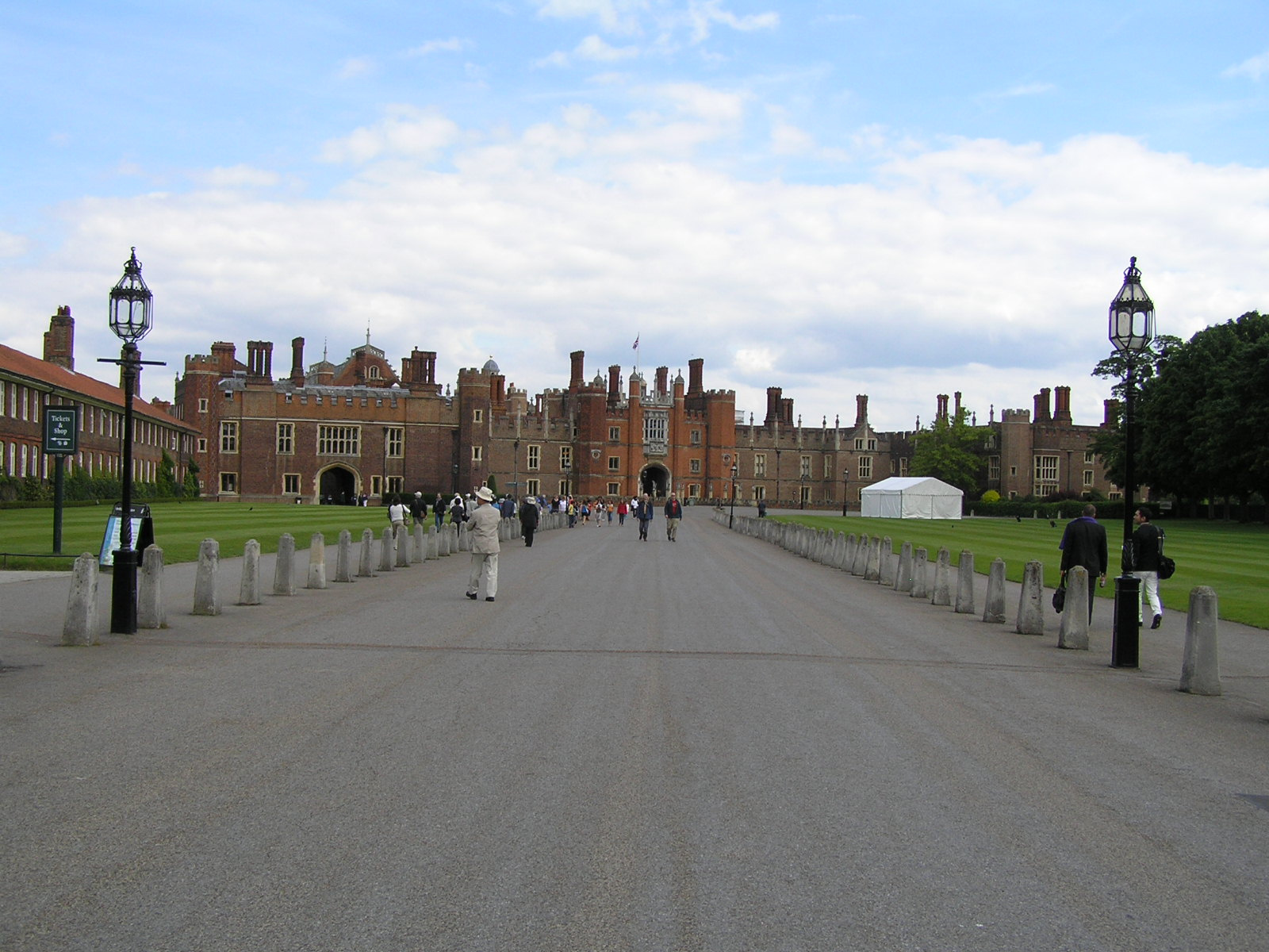 London 437 Hampton Court