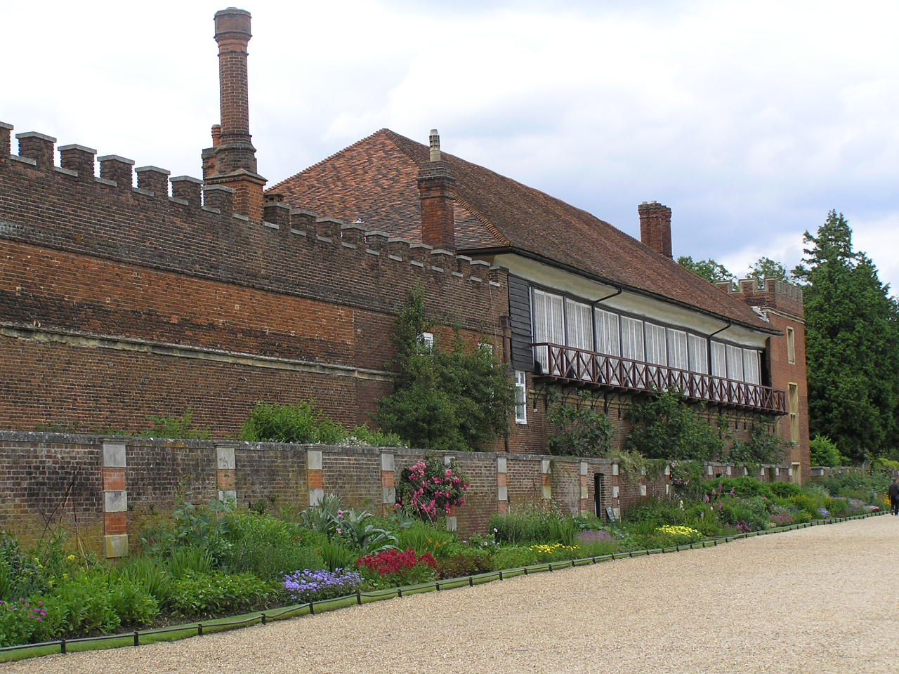 London 491 Hampton Court