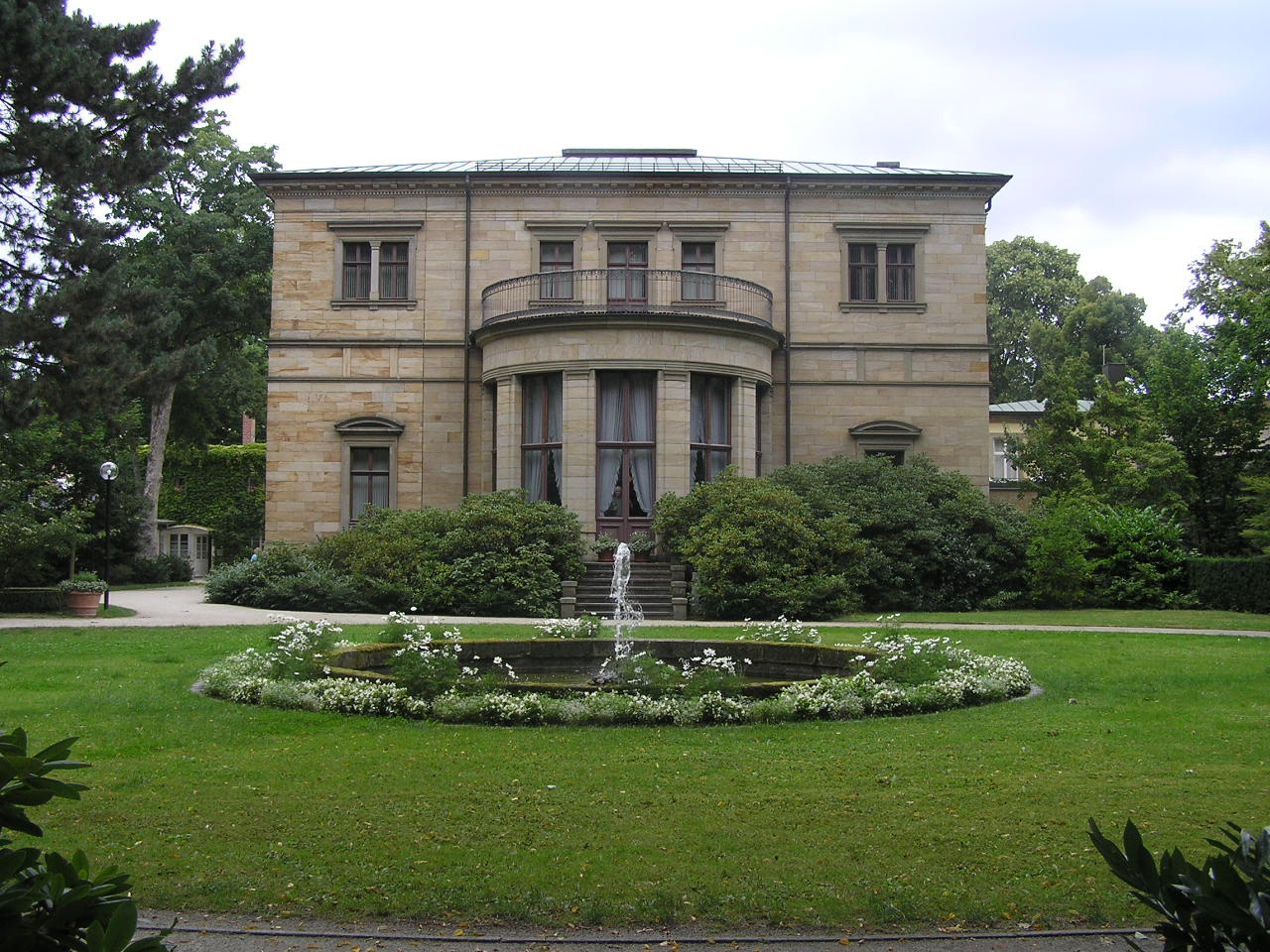 823 Bayreuth Wagner ház hátsó homlokzata