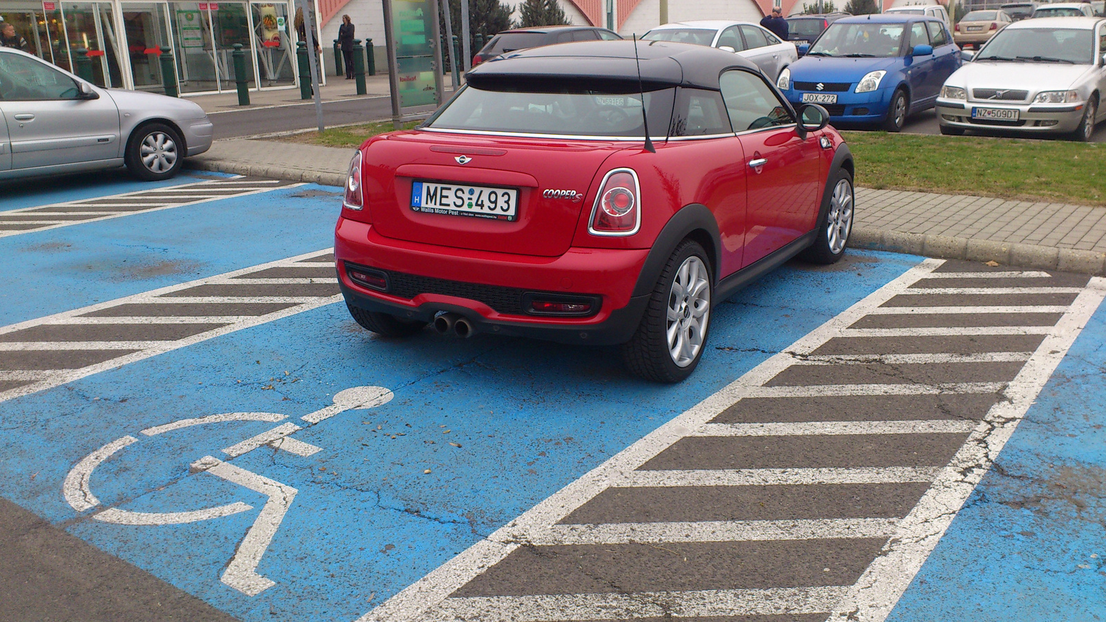 Egy Minit arcátlan rokkant helyére parkolni