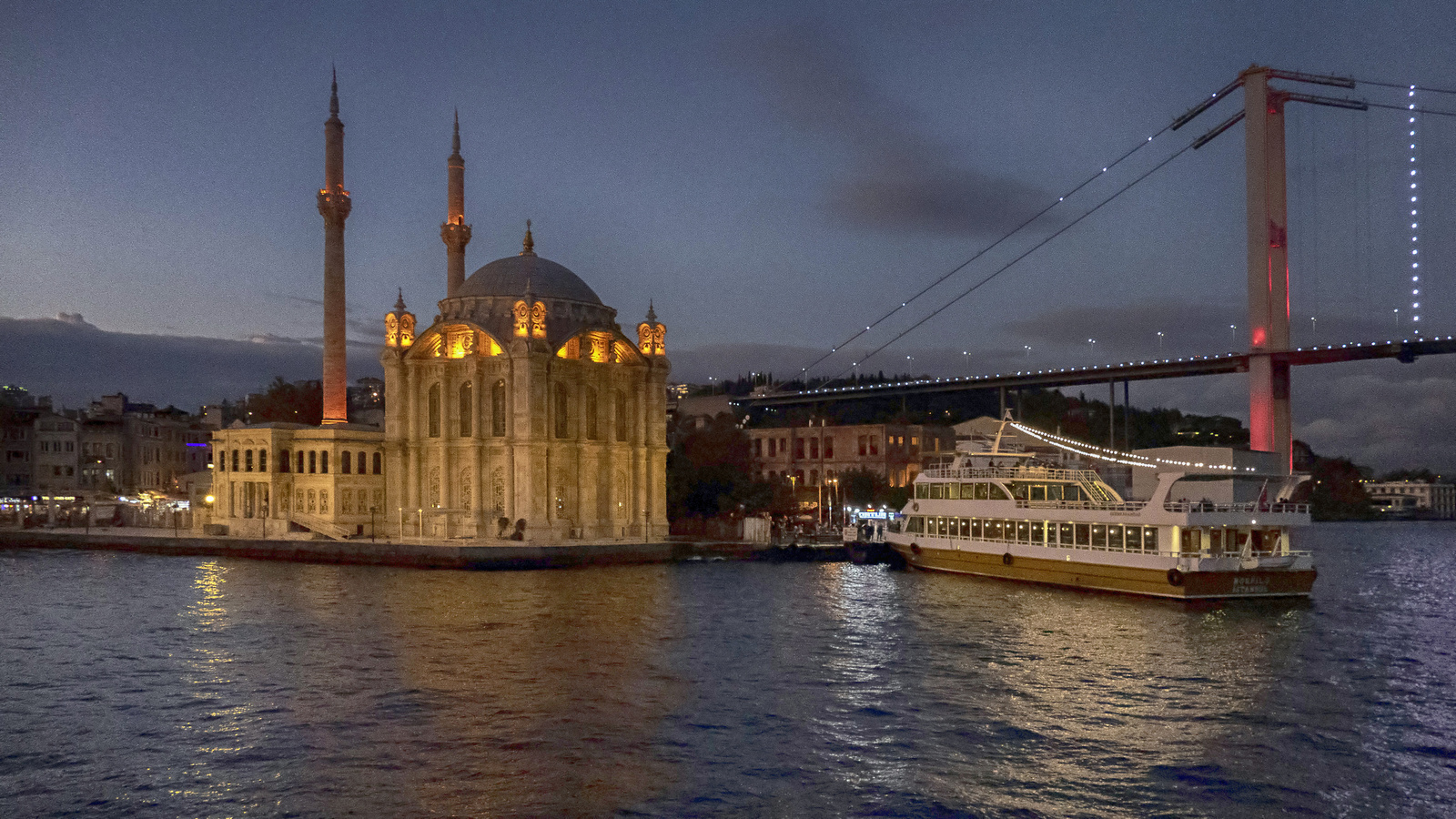 Istanbul - Ortaköy Mosque - Bosphorus Bridge a tenger felől